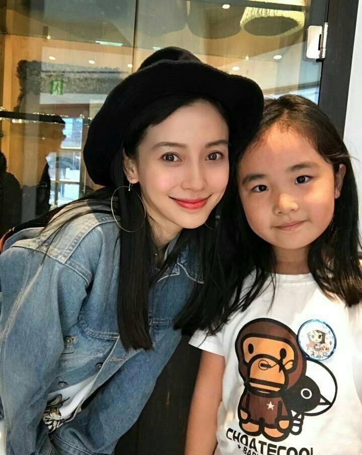 其实angelababy  是个孩子王,她特别喜欢小孩子,在私下或是参加活动时