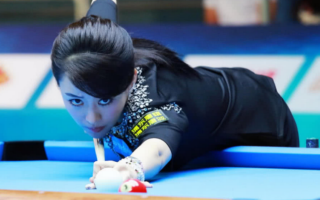 看潘晓婷打球就是一种享受,一旁观赛的美女都吃了一惊