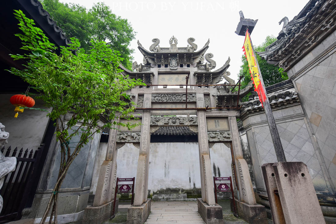 在小莲庄,听工作人员介绍说有三宝,一宝是碑刻长廊,二是御赐牌坊,三是