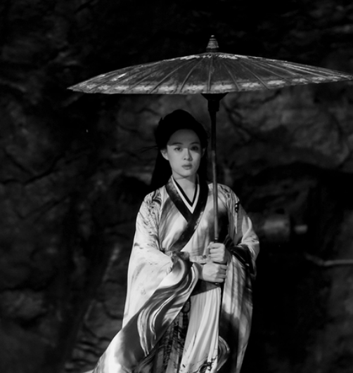 关晓彤《影》删减片段,举着伞抱着酒瓶的样子好魅惑,惊艳了时光