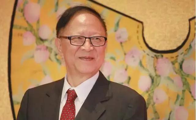 他是香港戏剧教父,黄秋生的老师,曾一票挽救周润发给张国荣鼓励