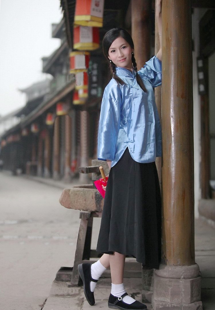 一个有着旧时代风情的小辫子姑娘