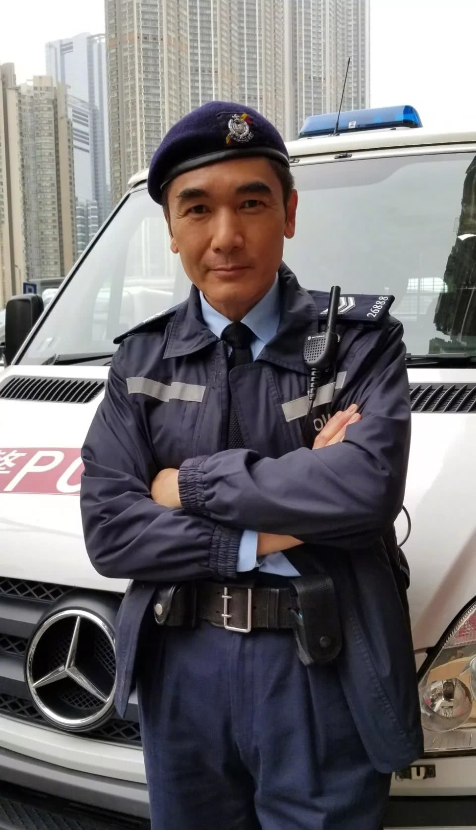 56岁方中信近照,红光满面脸无皱纹,为妻女着想卖摩托机车