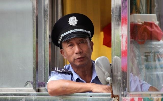 物业保安工资不到2000,很多老年人抢着做,三点不为人知的原因!