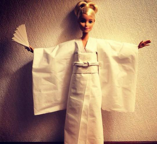 网红用卫生纸给芭比娃娃做衣服,件件不重样