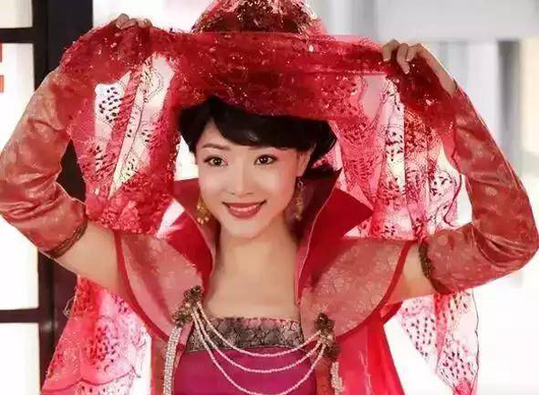 女星掀起红盖头,刘诗诗娇羞可人,热巴高贵,而她有一些尴尬