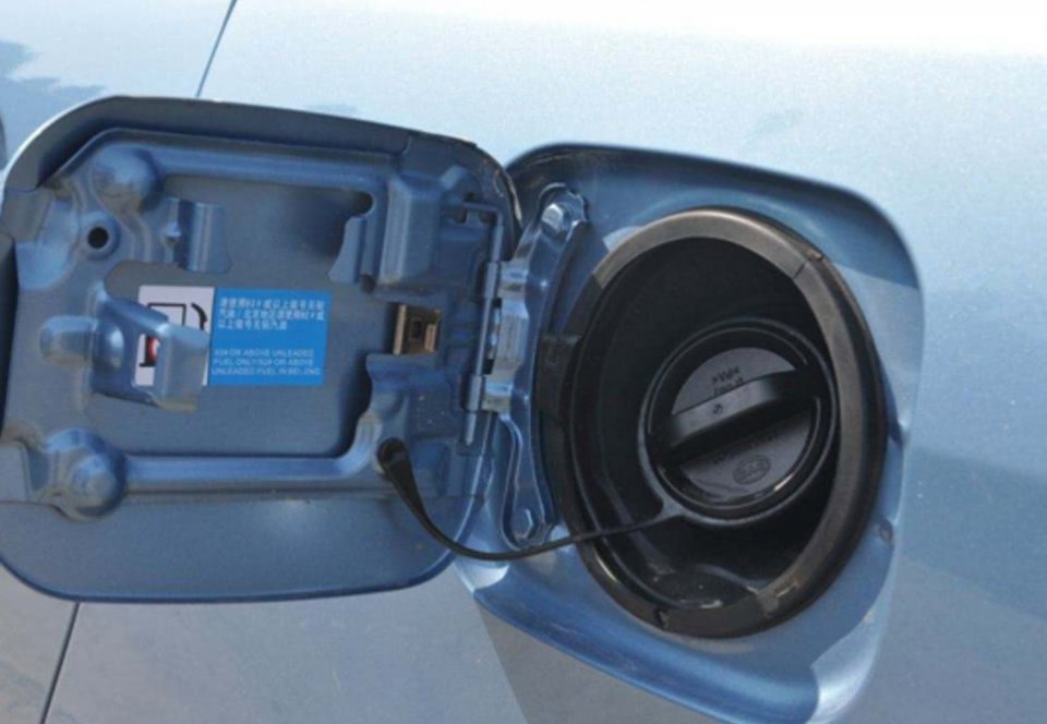 汽车的油箱设计在左边和右边,到底有什么区别呢?看完终于懂了!