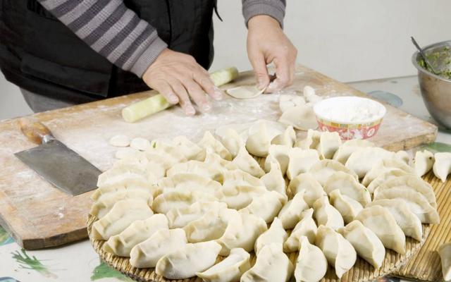 七旬老汉卖饺子,每天只卖七十笼,看到做饺子的人后,客人怒了|老汉|饺