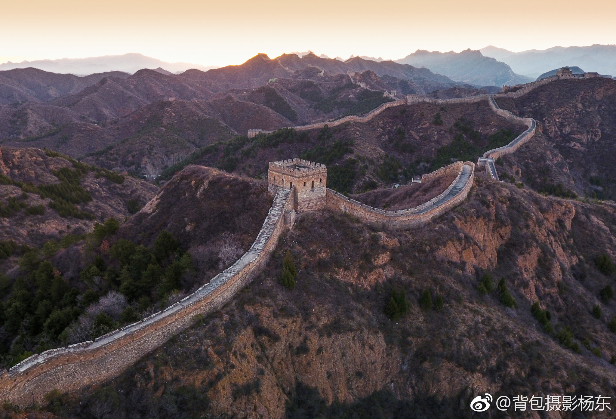 航拍万里壮阔的金山岭长城