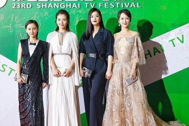 刘涛和赵薇同穿白色披肩裙,差二岁,一个似女王一个像村妇?