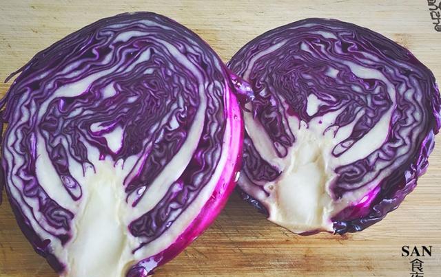 碗中小萝卜去掉萝卜缨去掉根部位置将其切片码好放入盘中苦菊去掉根部