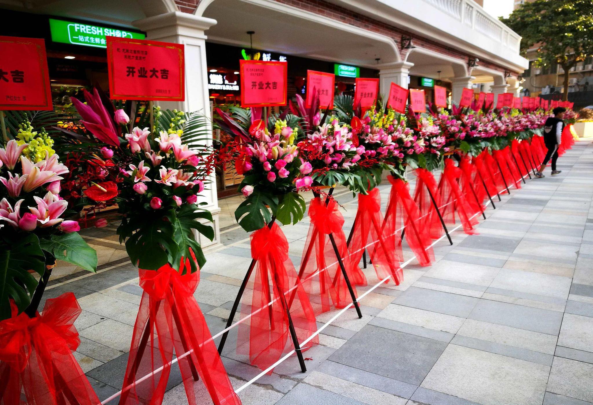 酒店开业朋友开兰博基尼法拉利劳斯莱斯来祝贺