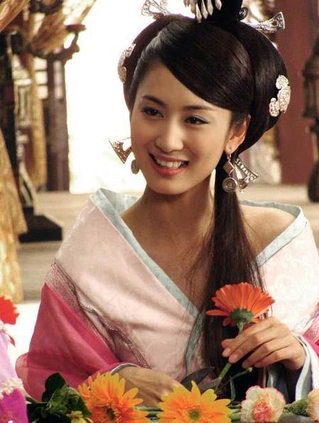 这部剧里面出演赵飞燕赵合德的演员分别是女星佟丽娅与郭珍霓,而现在