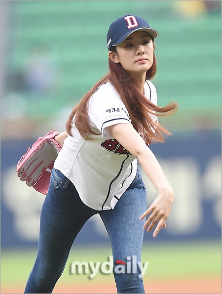 韩国女艺人stephanielee任棒球比赛开球嘉宾动作标准展甜美笑容