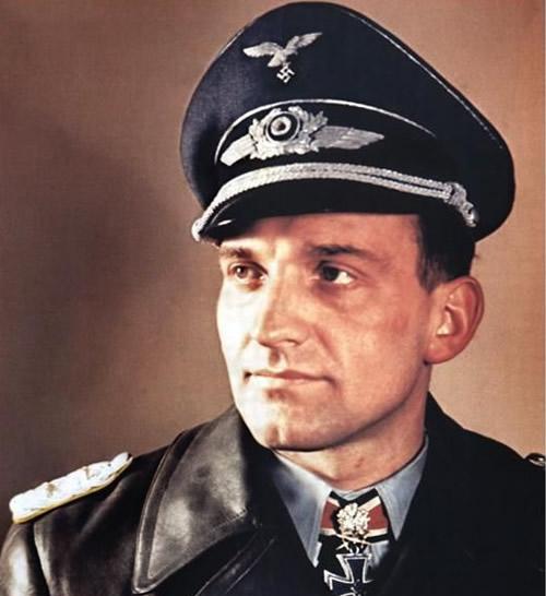 此人是德军飞行员, 一人摧毁苏军五百多辆坦克, 地位比元帅还牛