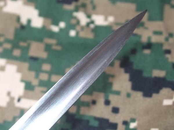 和中正式的匕首行刺刀不同的是,56式刺刀没有锋利的刃口和单面血槽