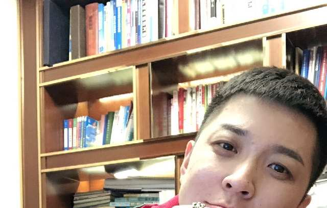 王小国在夜店与女子拥吻被拍!网友爆料是其女