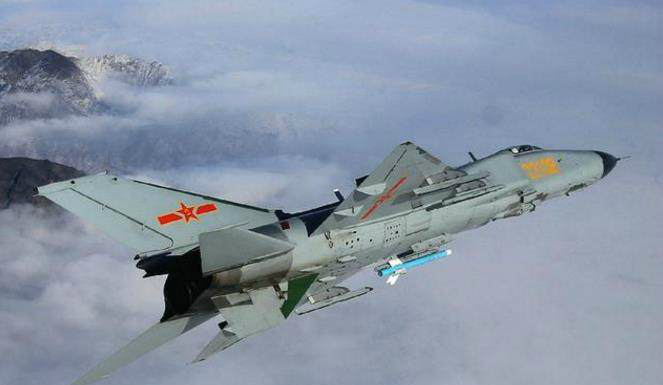 二代机中的空中美男子歼8战斗机