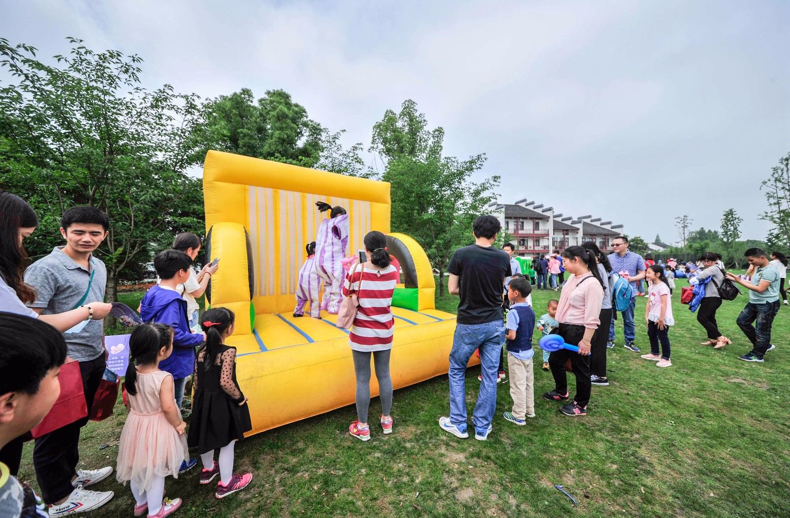 无锡鹅湖玫瑰文化园里,"六一"亲子游园会活动丰富多彩.