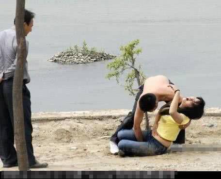 男子出轨被发现当众暴打妻子小三趁机开溜被众人捉回