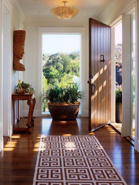 室内与庭院之间,视野开阔的落地窗和一扇通往庭院的小门