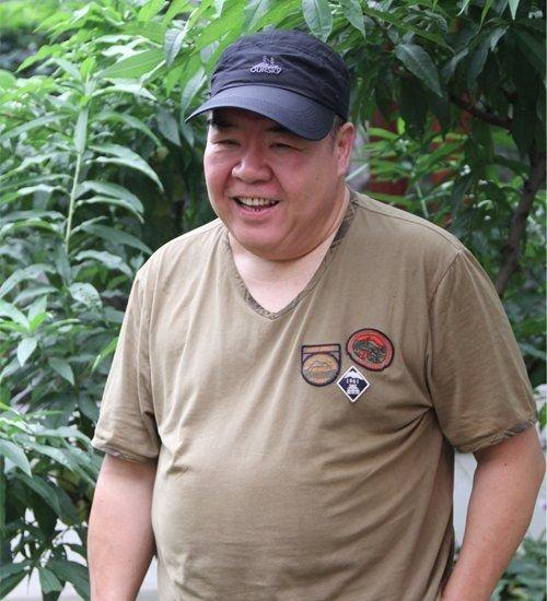 出道40年拿过两次影帝,曾是香港片酬最高男演员,娶小14岁娇妻