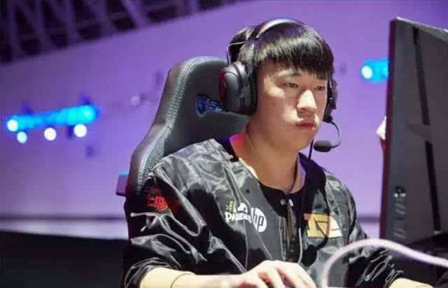 这个赛季小虎的状态起伏很大,在常规赛被很多人说成是"虎大捞比"和"虎