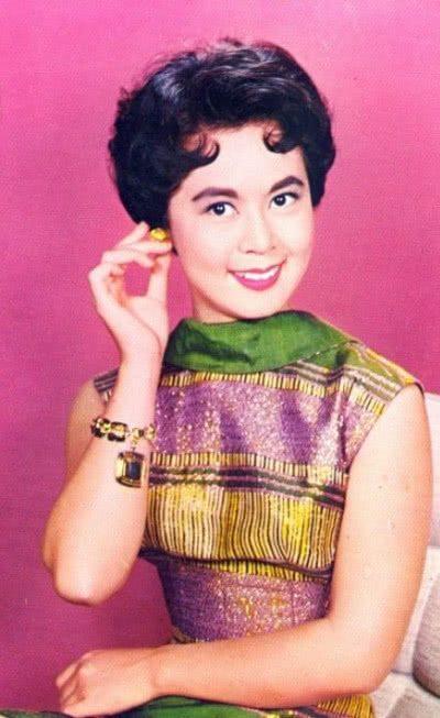 曾连续四次获得亚洲影后,却仅30岁去世,丈夫也未再娶直至死亡