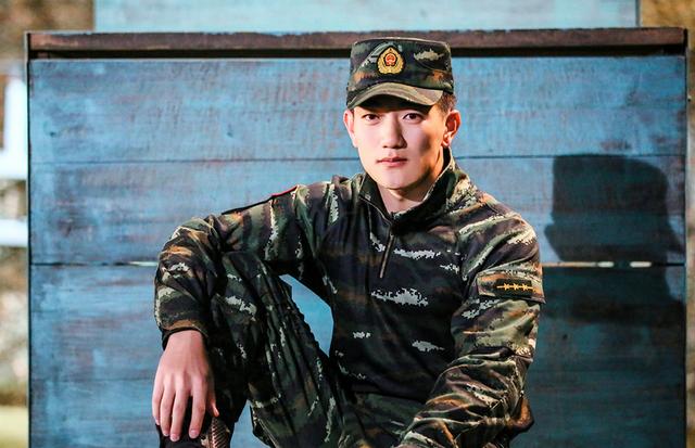 张馨予老公何捷穿上军装硬朗帅气没想到换上私服照样魅力十足