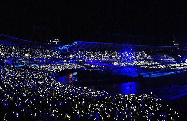 谁说鹿晗糊了?奶奶粉从北京追到深圳!演唱会粉丝开直升机应援!