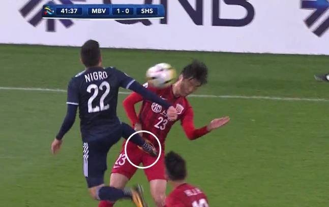 太危险上港大将险遭对手断子绝孙脚差几公分就踹到要害了