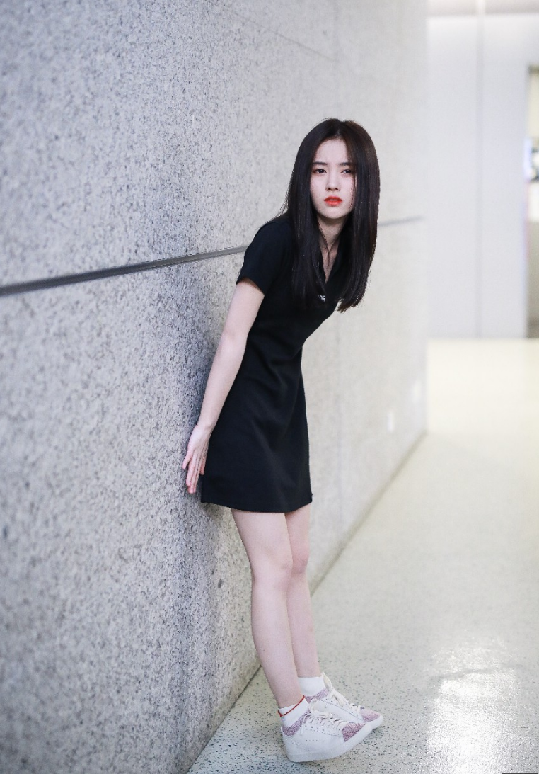 鞠婧祎身穿黑色短裙现身机场 长发飘飘红唇肤白身材娇小十分可爱