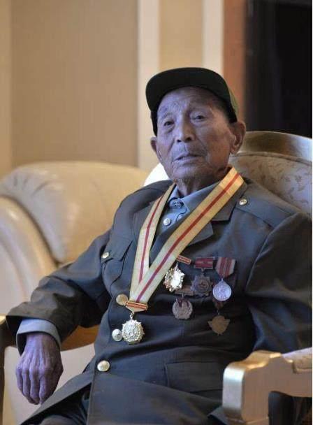 打了8年仗战功显著, 提拔他时, 却说没文化要回家种地