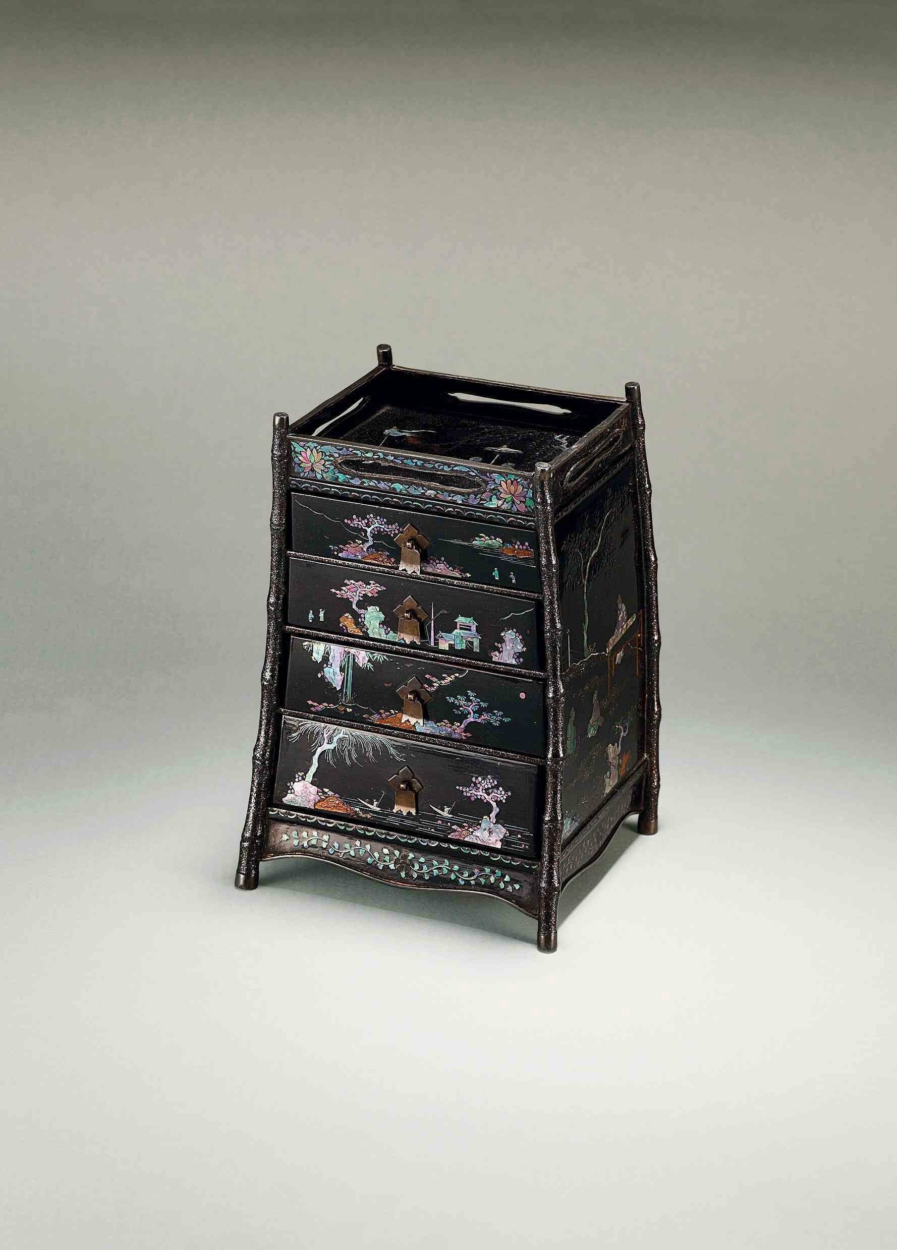 漆器上的螺钿装饰工艺1,黑漆撒螺钿珐琅面龙戏珠纹圆凳 2,黑漆嵌