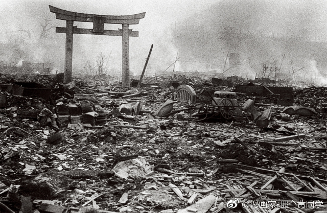 1945年在美军持续轰炸下的日本城市