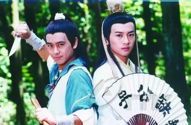 而是在江小鱼与花无缺二人之间摇摆不定