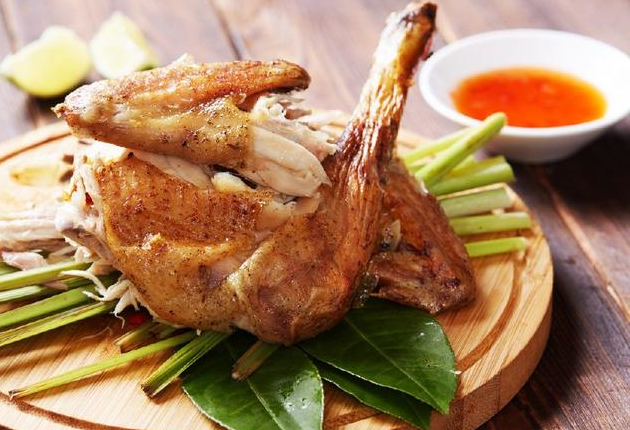 简单的柠檬香茅烤鸡,掰下鸡腿趁热大口吃