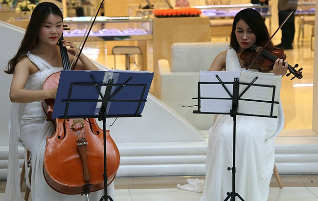 520日安阳万达有两个美女在演奏小提琴
