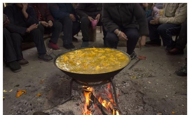 农村人过冬, 一群人围着火炉烤火做美食, 这感觉好舒服