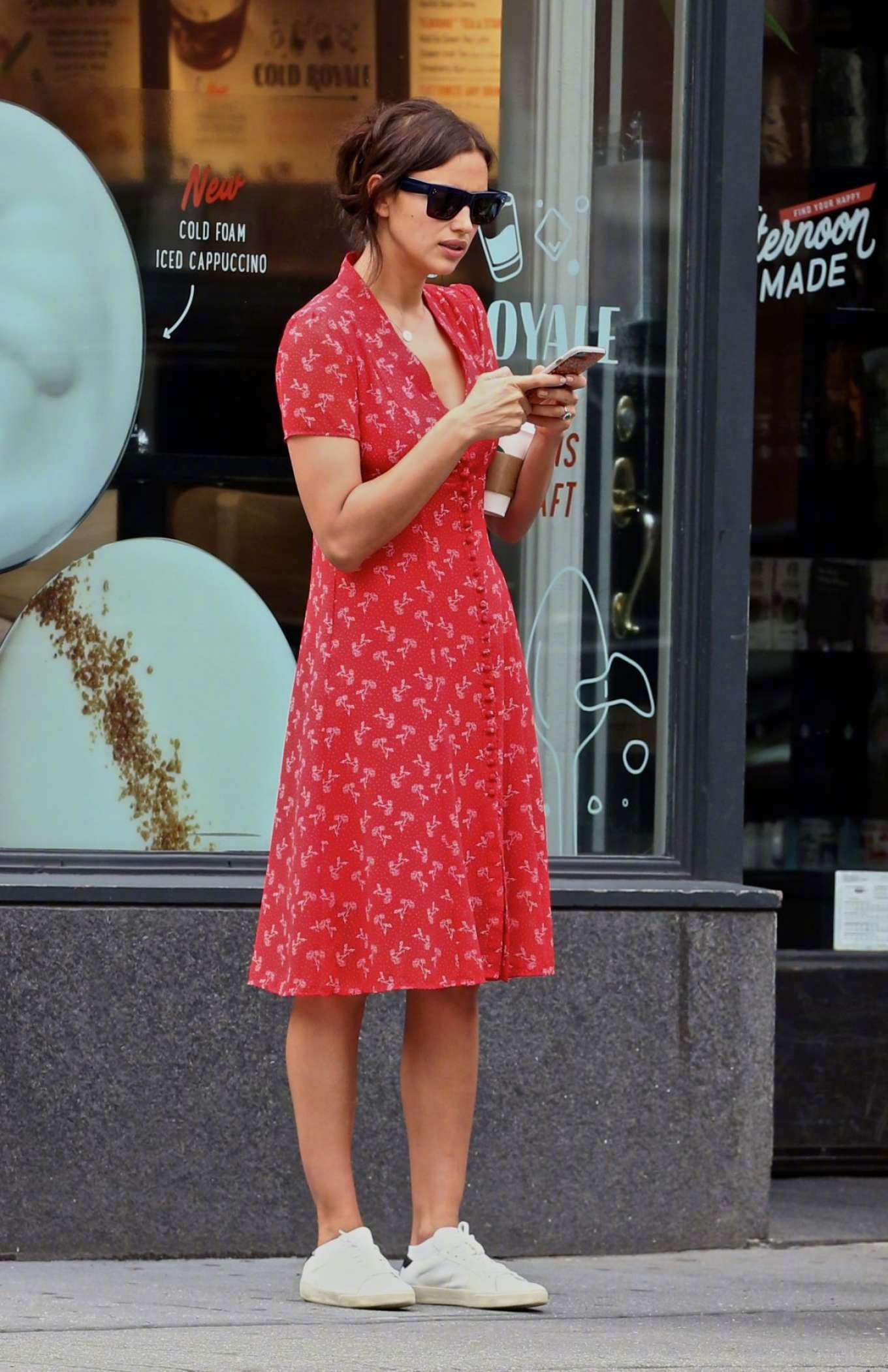 伊莉娜·沙伊克irina shayk身穿the kooples红色连衣裙