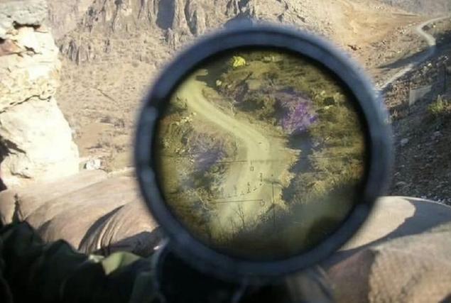 真实的狙击枪瞄准镜里的镜头是什么样,为何狙击手那么容易爆头?