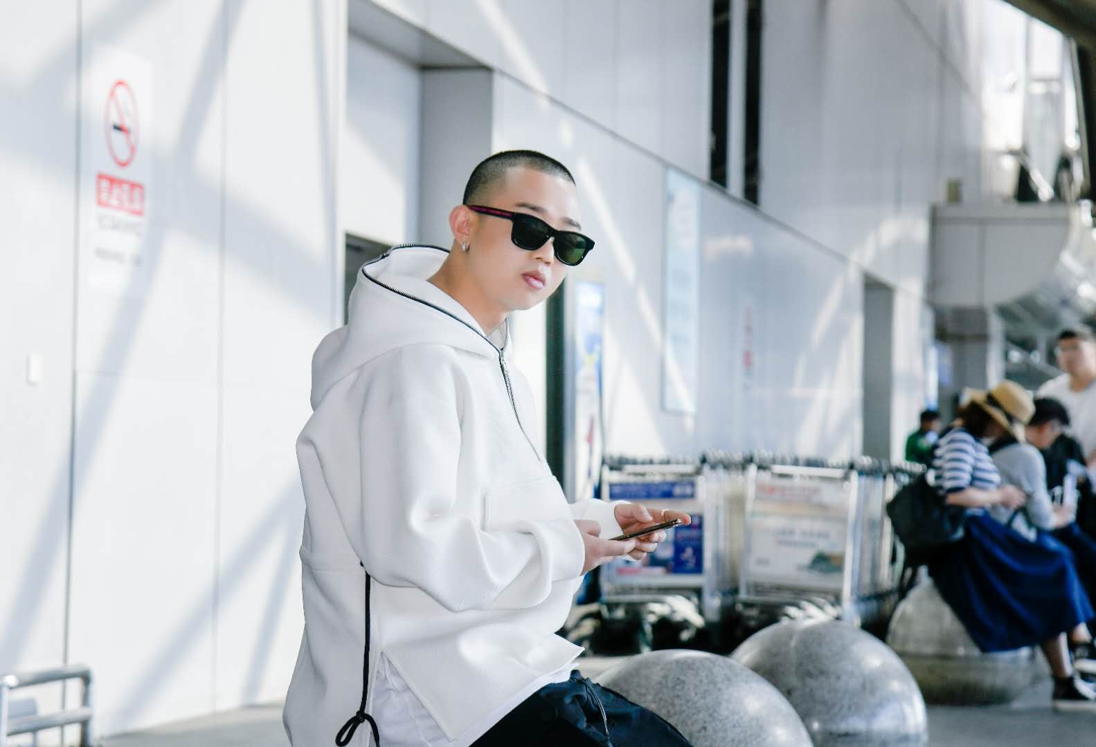 gai周延戴墨镜现身机场 休闲风潮帅气十足