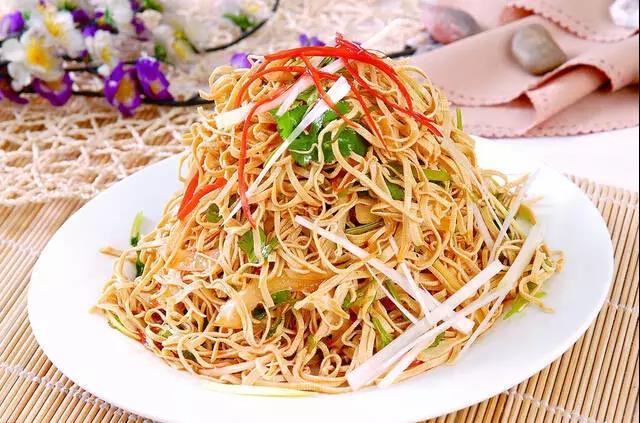 青椒拌干丝特点: 色彩鲜明,气味芬芳.