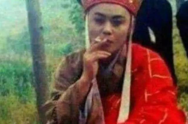 一直是英俊非凡,温文儒雅的形象,可是在片场抽烟的样子真像个小混混
