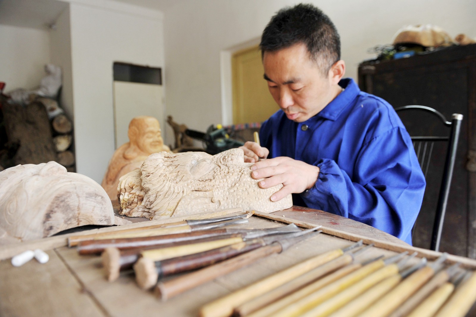 湖北省恩施土家族苗族自治州的民间艺术家,土家傩戏大师,傩面具制作