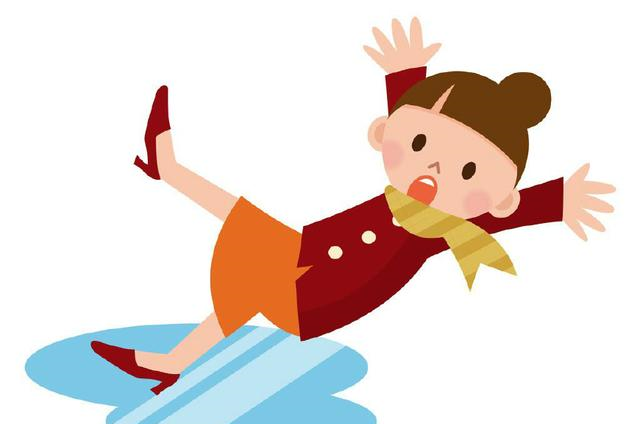 在摔倒的瞬间,孕妈妈最好做这个动作,可以保护肚子里的宝宝