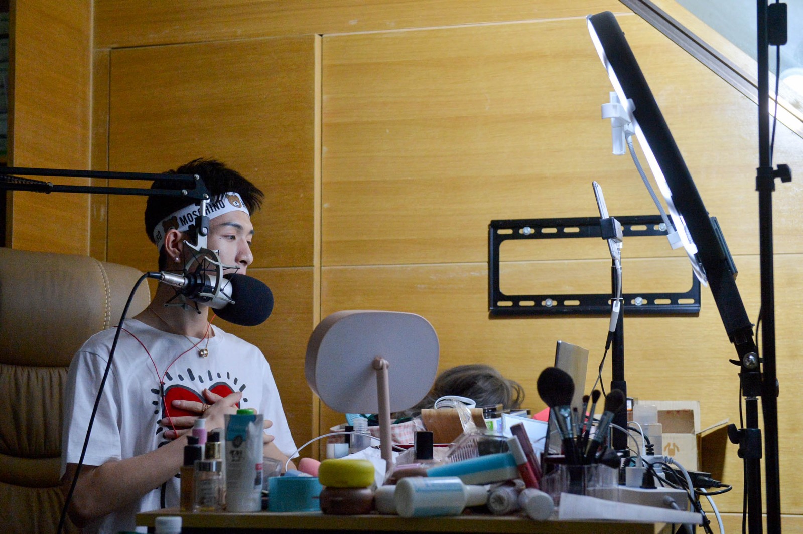 男子反串美妆主播雌雄莫辨,曾被男粉丝告白狂送礼物