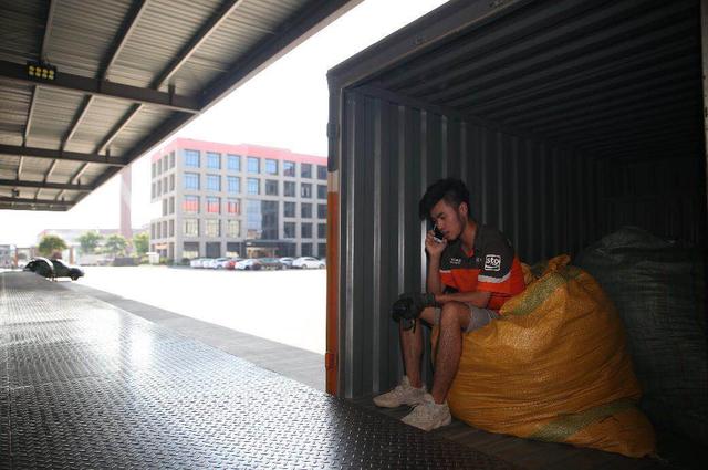 两年来,这个美国名校"海归"坚持送快递,宝马车承诺2小时上门