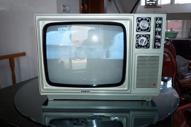 七八十年代的时候,有一台电视可以说是很幸福的事情.
