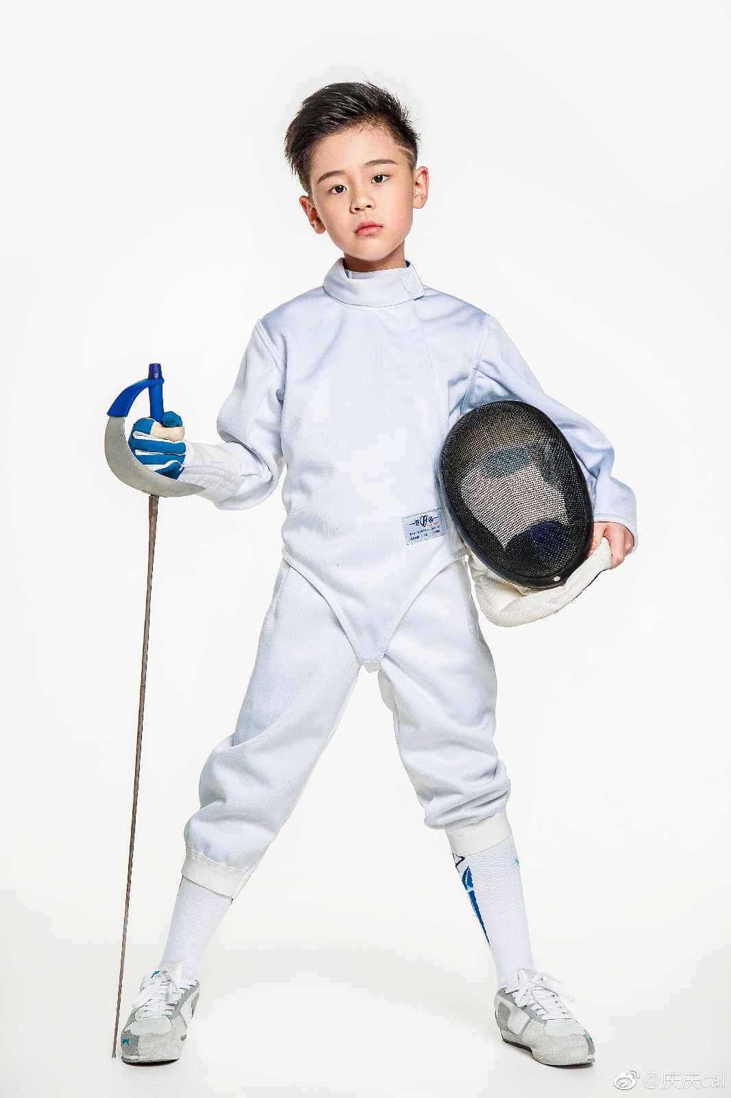 蔡国庆儿子穿击剑服帅气逼人,感冒初愈就要训练,真是好孩子